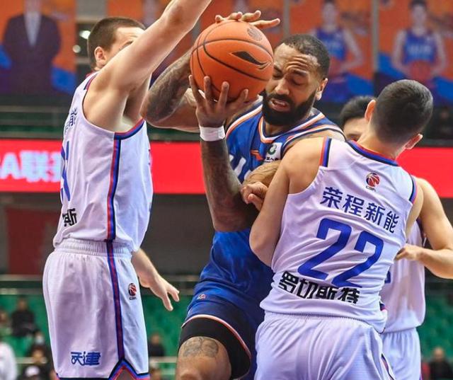 进攻火力冲击敌阵，对手显得力不从心