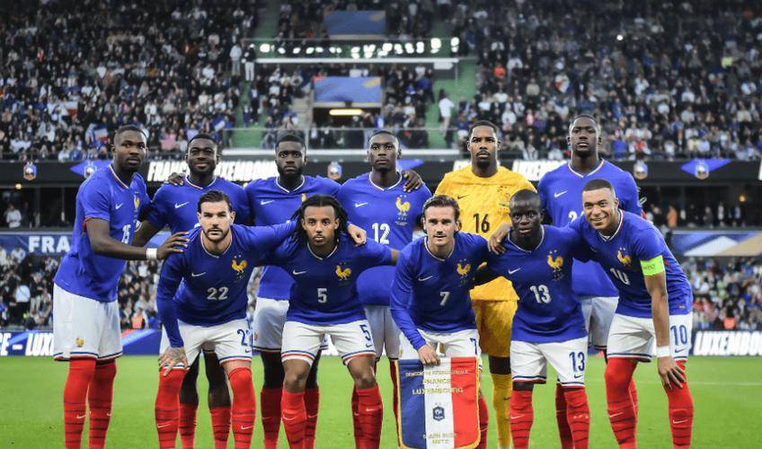 法国队在欧国联决赛前夕备战