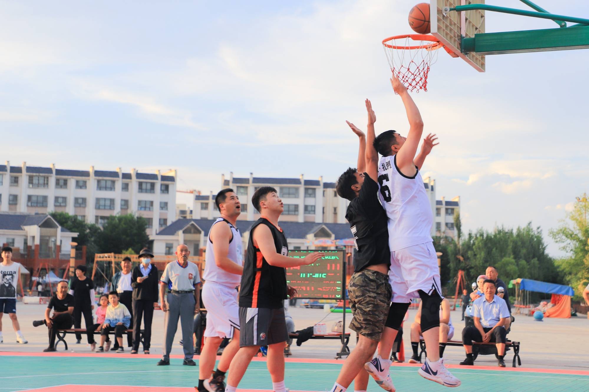 球员奋勇拼搏，篮球比赛精彩纷呈