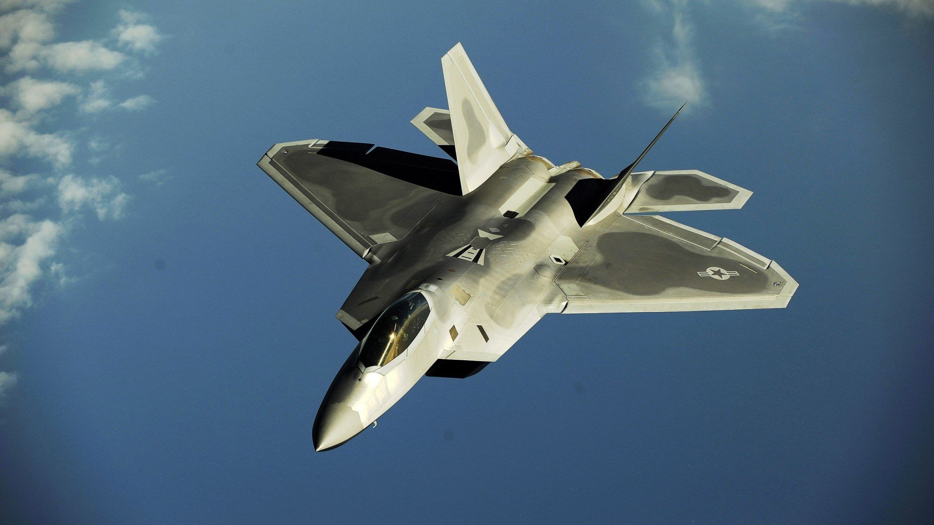 德甲争冠夜最荒诞镜头，全国直播信号里，站着穿错球衣的库尔图瓦