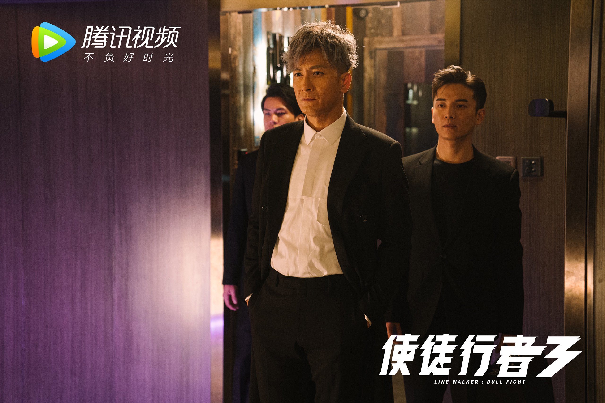 微末振翅与伟岸擎天，当黄蜂击溃国王，浓眉于东方加冕