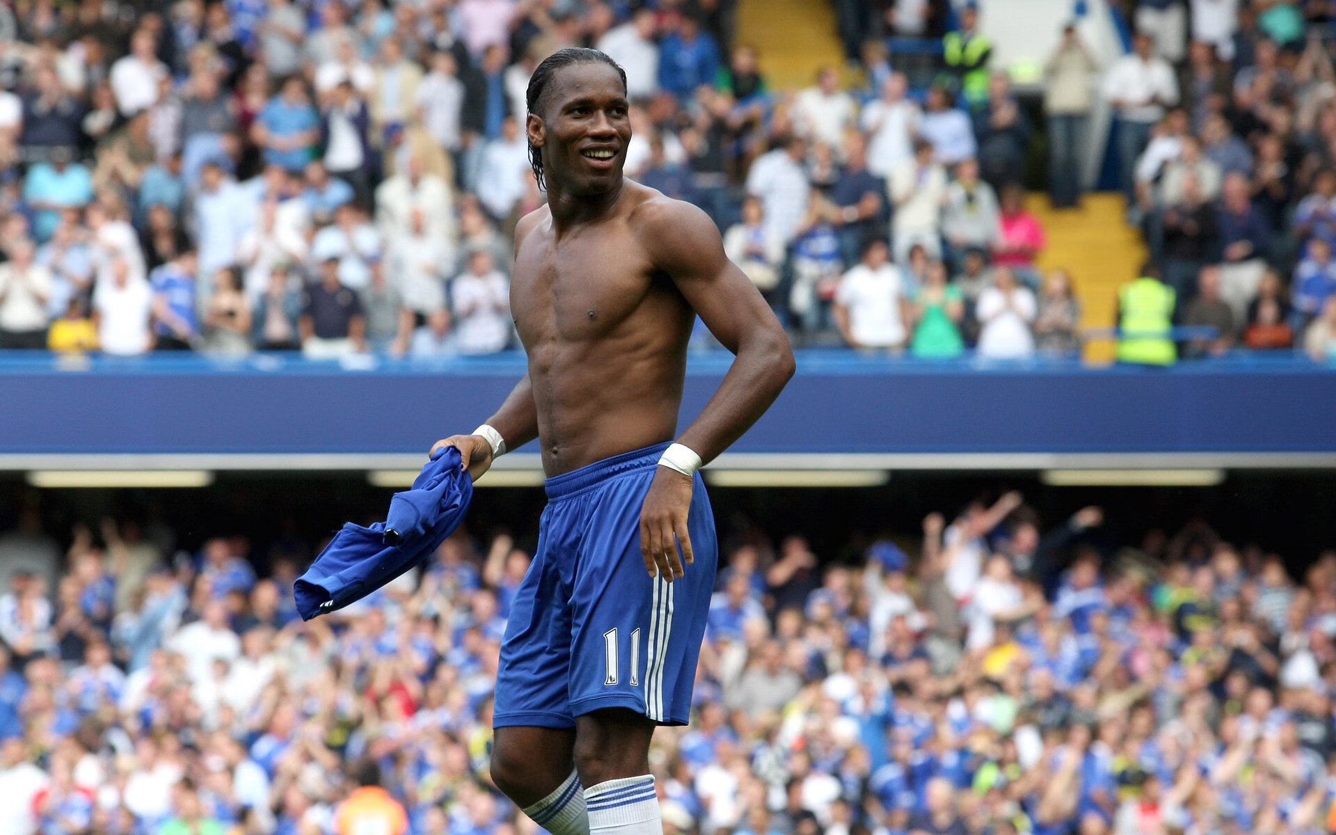 绿茵与硬木，当西亚卡姆在篮球场上踢起英超决赛