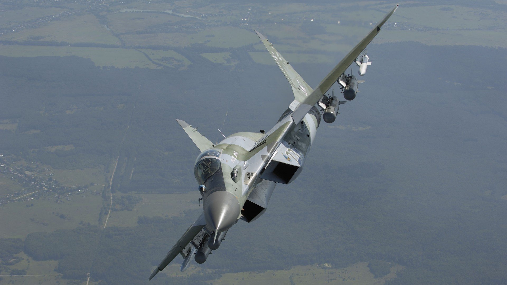 速度与激情的异次元交集，当F1的引擎轰鸣撞上几内亚的足球奇迹